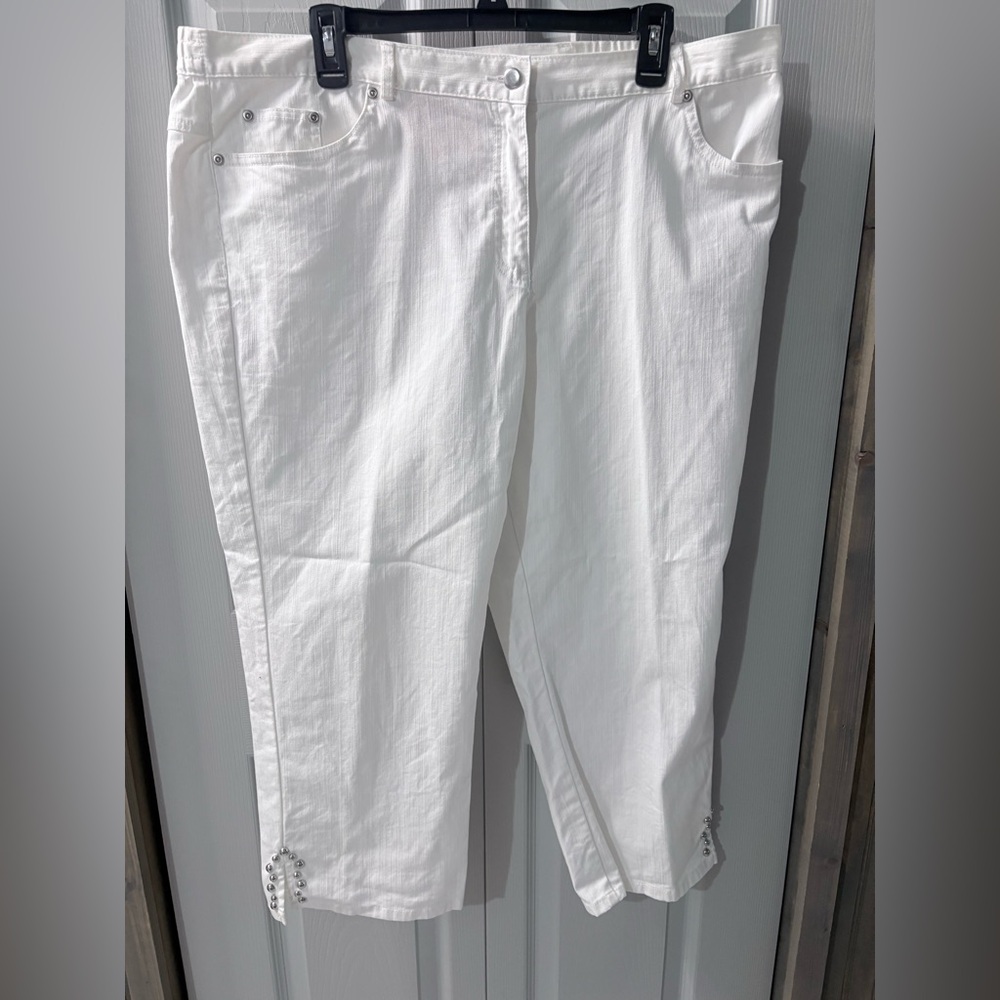 EUC Hearts of Palm White Jeans with stretchy waist band size 16 inseam 23”
